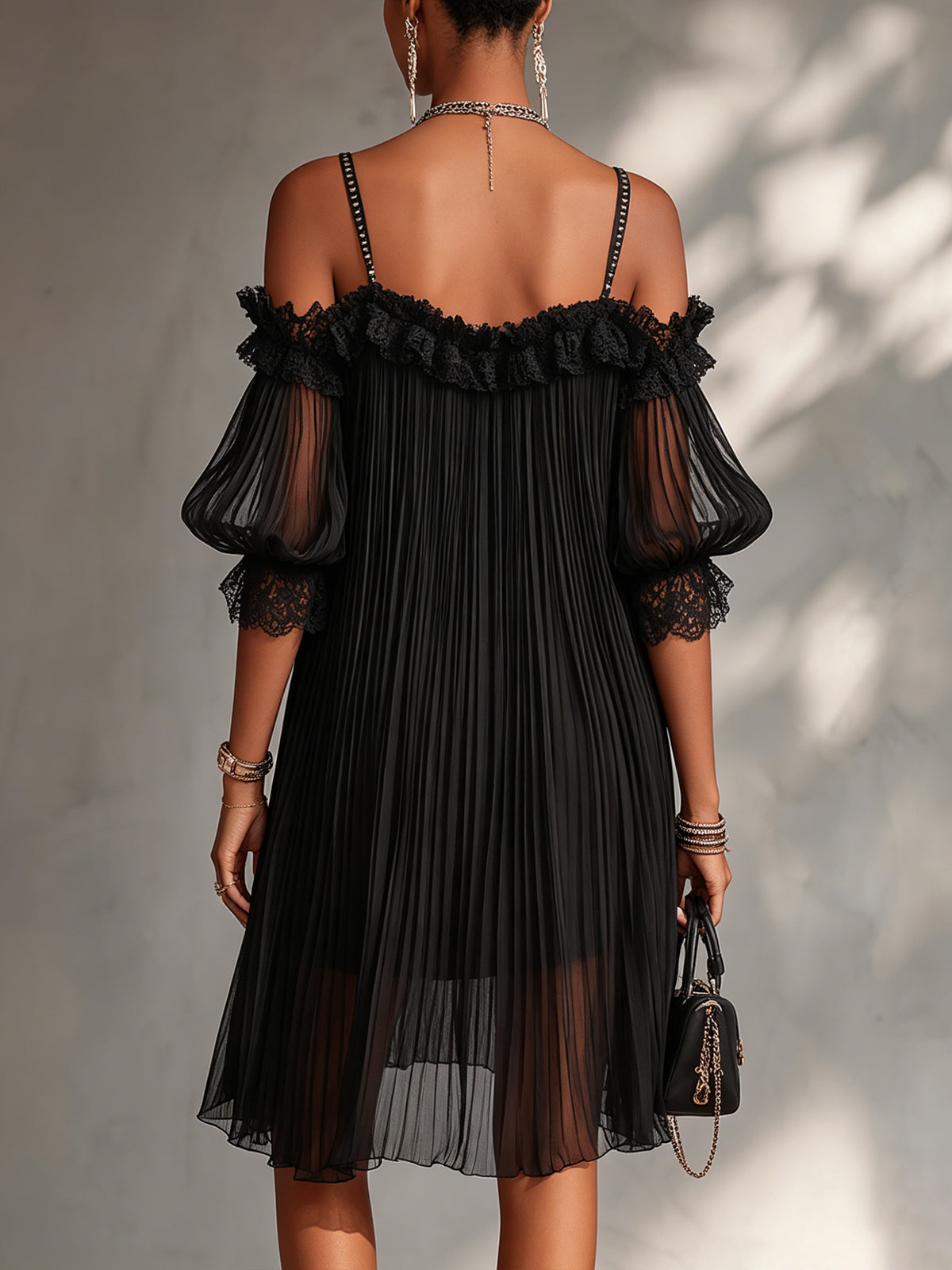 Sira | Vestido Mini Negro de Gasa con Hombros Descubiertos y Acabado de Encaje