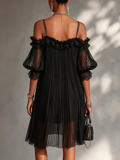 Sira | Vestido Mini Negro de Gasa con Hombros Descubiertos y Acabado de Encaje