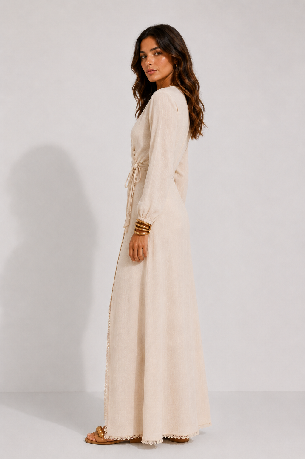 Tess™ | Vestido con diseño cruzado en la parte delantera, volantes y acabado de encaje.