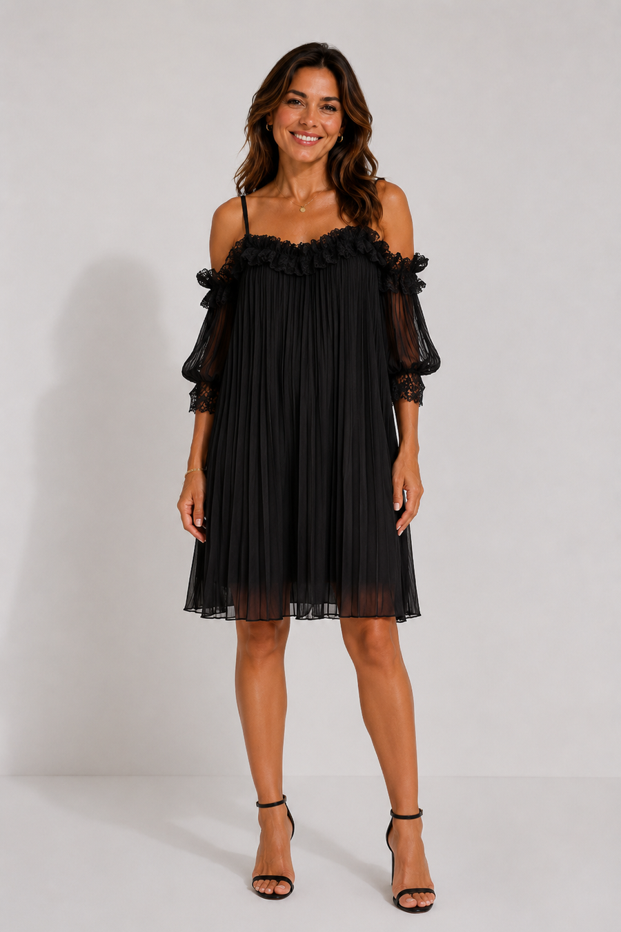 Sira | Vestido Mini Negro de Gasa con Hombros Descubiertos y Acabado de Encaje