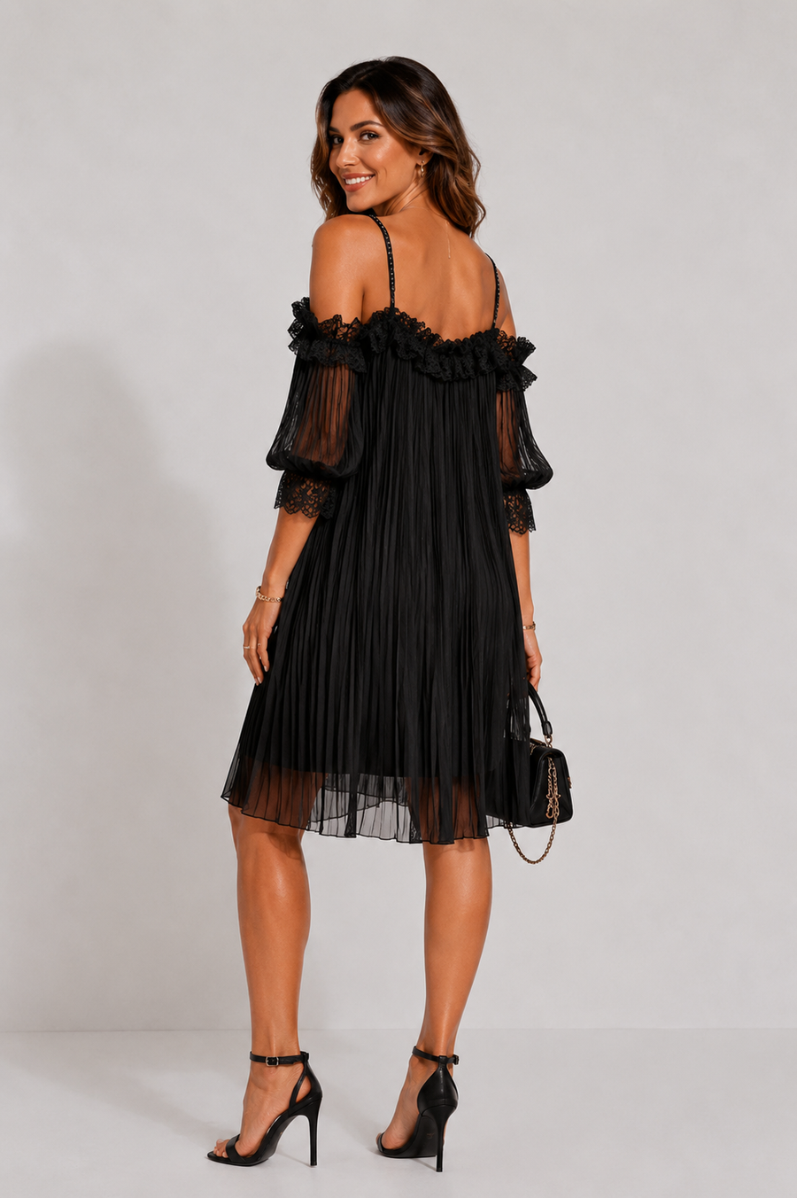 Sira | Vestido Mini Negro de Gasa con Hombros Descubiertos y Acabado de Encaje